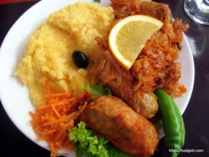 রোমানিয়া ও মোল্দাভিয়ার জাতীয় খাবার - সারমেল সাথে মামালিগা