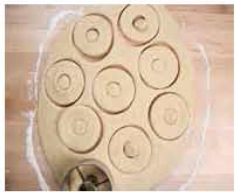 ময়দা থেকে ডোনাট তৈরি অনুশীলন